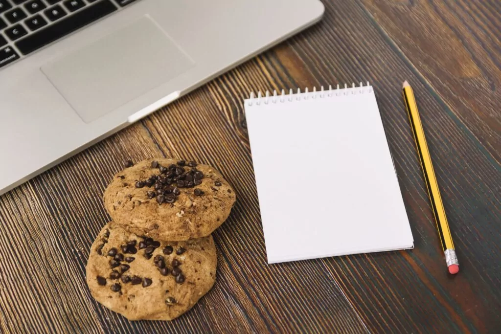 Laptop na biurku z wyświetlonym banerem zgody na pliki cookies na stronie internetowej