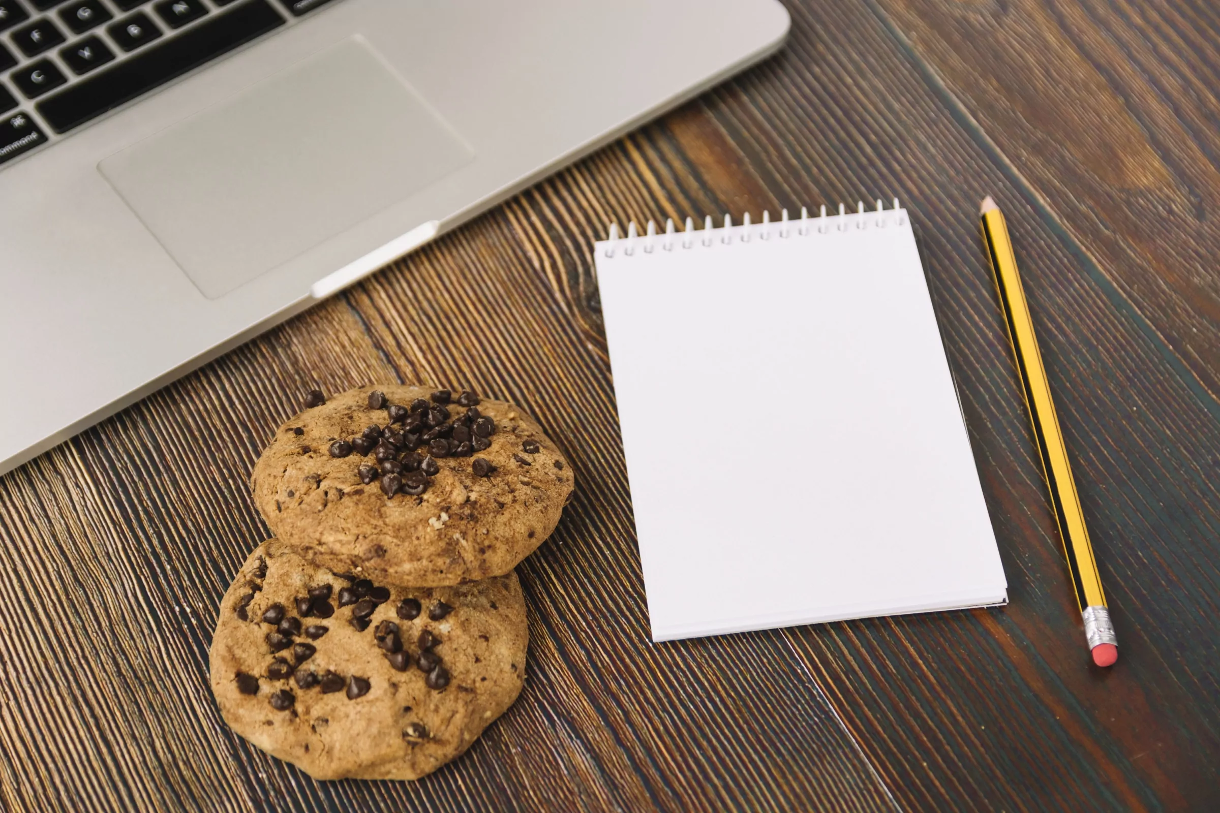 Laptop na biurku z wyświetlonym banerem zgody na pliki cookies na stronie internetowej