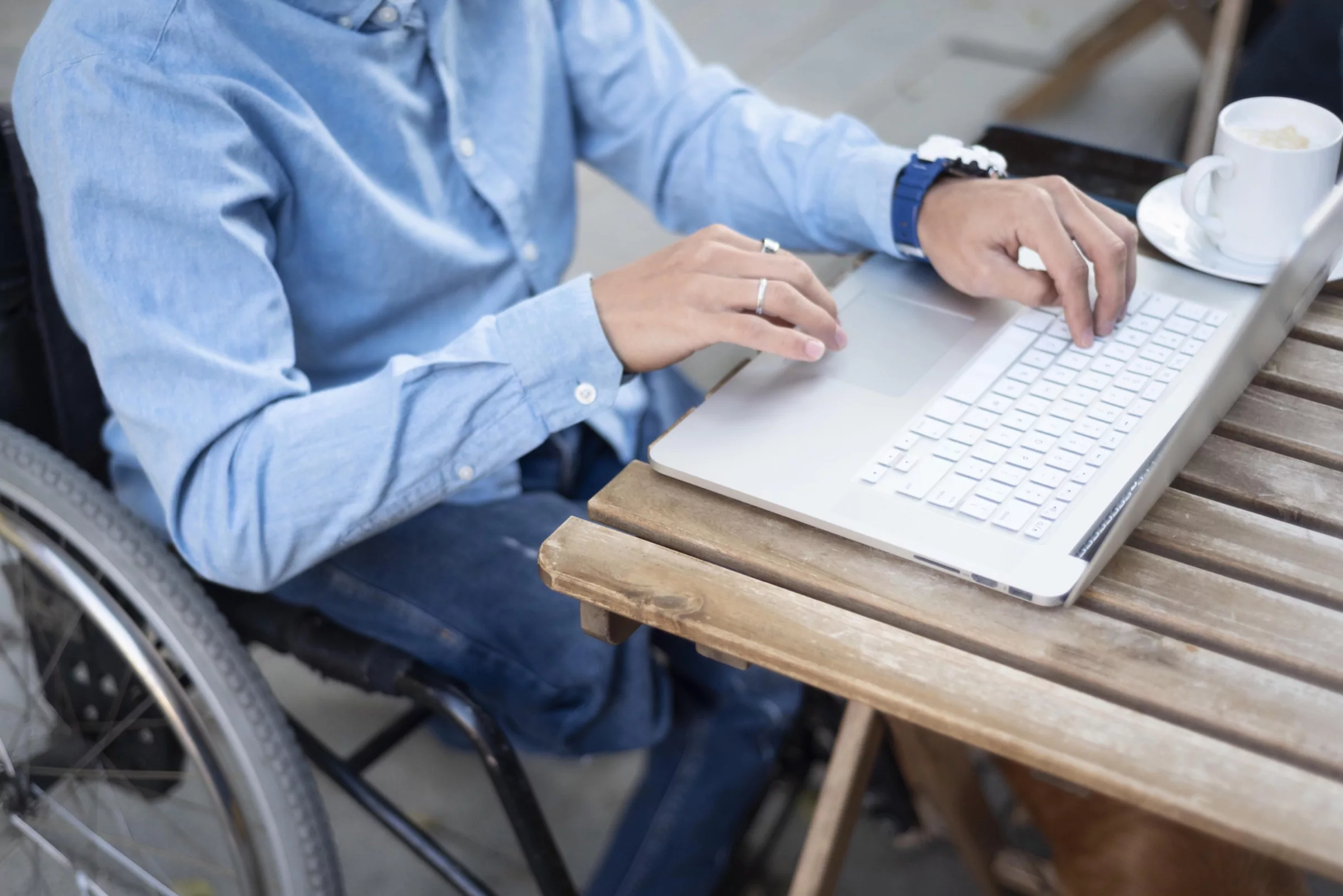 Osoba robi zakupy w sklepie internetowym na laptopie, obsługując stronę z klawiatury