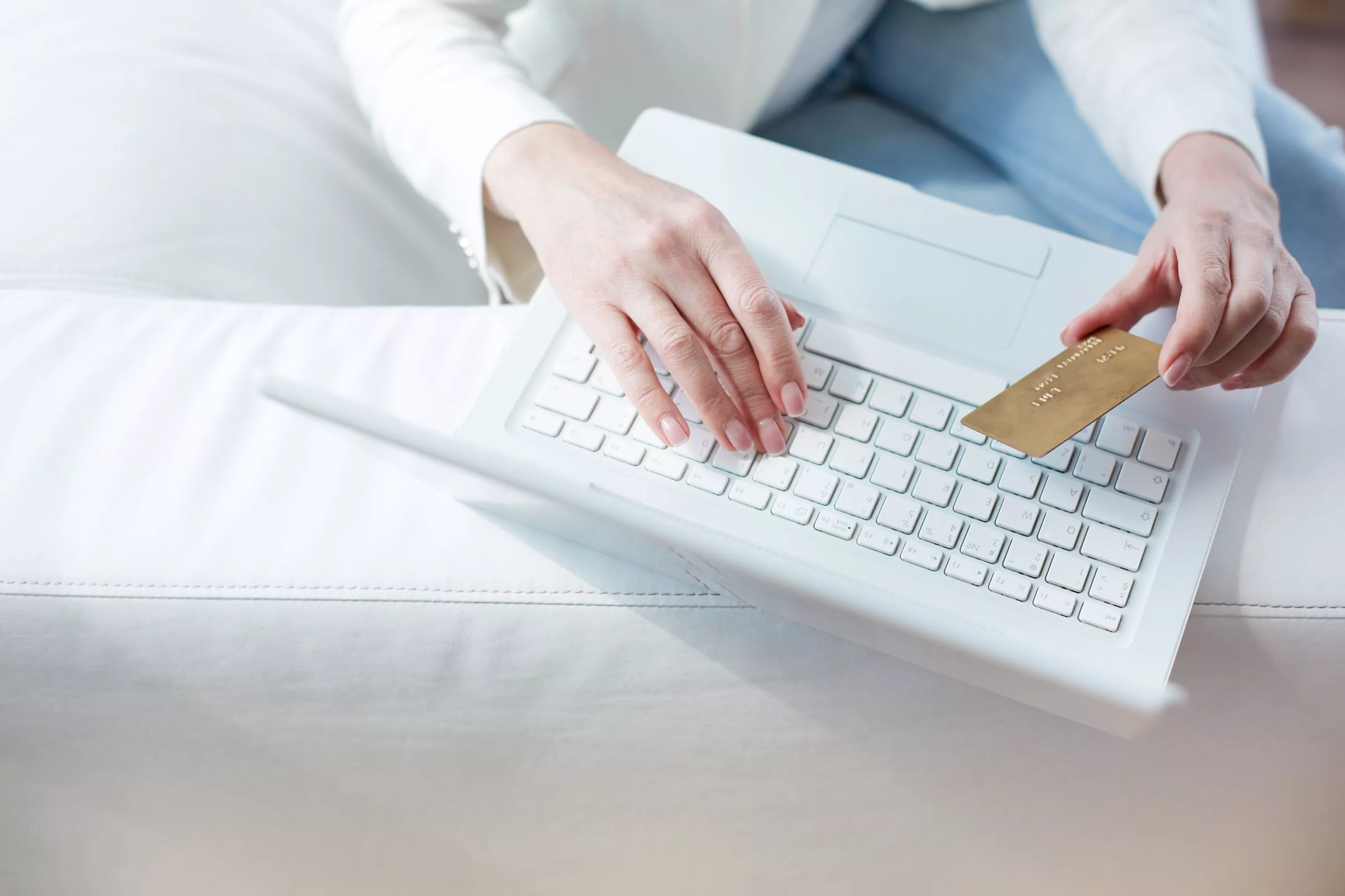 Właścicielka sklepu internetowego przygotowuje zamówienia do wysyłki przy laptopie
